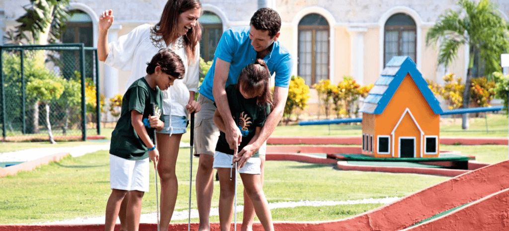 Familia disfrutando en el hotel